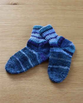 Socken handgestrickt blau/graugrün/lila gestreift Grösse 24