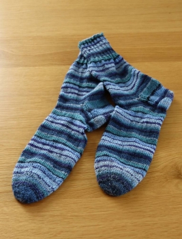 Socken handgestrickt blau gestreift Grösse 45-46