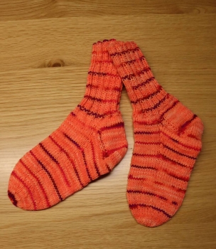 Socken handgestrickt orange neon gemustert Grösse 32/33