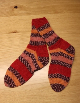 Socken handgestrickt Grösse 35 rot/orange/bord. gemustert (Regenwaldwolle Marienkäfer)