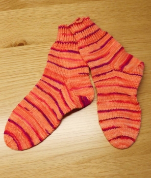 Socken handgestrickt orange neon/lila gemustert Grösse 32/33