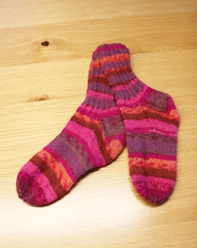 Socken handgestrickt pink/orange/rot/braun gemustert Grösse 35/36