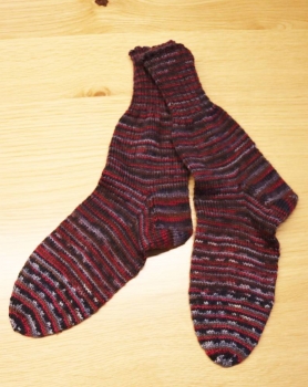 Socken handgestrickt schwarz/rot/grau gemustert Grösse 36/37