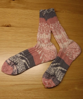 Socken handgestrickt rosa/grau/creme Fjordmuster Grösse 39