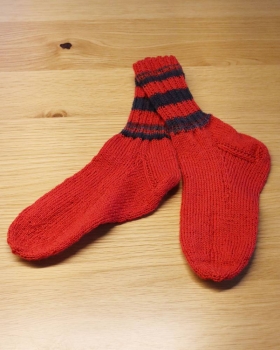 Socken handgestrickt rot/blau uni Grösse 38