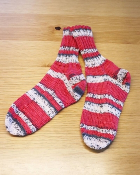 Socken handgestrickt rot/grau/creme Grösse 39/40 (Regenwaldwolle Marienkäfer)