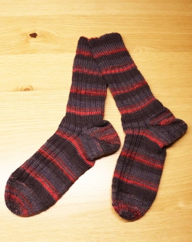 Socken handgestrickt grau/rot gemustert Grösse 41