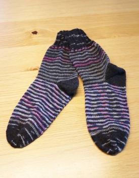 Socken handgestrickt schwarz/grau gemustert Grösse 40/41 (pink, dunkellila, hellila)
