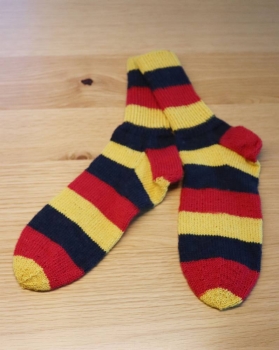 Socken handgestrickt schwarz/rot/gelb Grösse 42/43