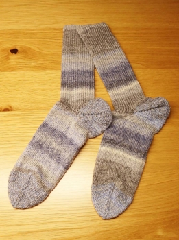 Socken handgestrickt hellgrau/blau gemustert Grösse 43