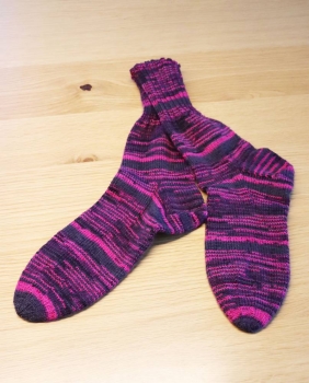 Socken handgestrickt schwarz/pink gemustert Grösse 44