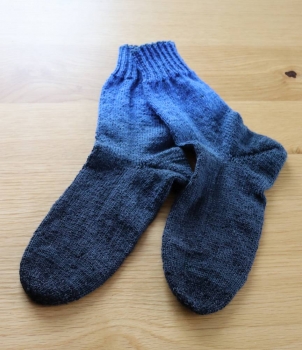 Socken handgestrickt blau/grau gemustert Grösse 44-45