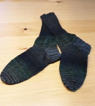 Socken handgestrickt Gr. 48 schwarz/grün