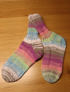 Socken sensitive handgestrickt Grösse 40, lila/rosa/hellgrün/hellblau/weiss/beige