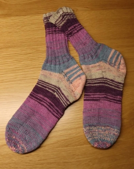 Socken sensitive handgestrickt Grösse 41, lila/rosa/hellgrün/hellblau/beige