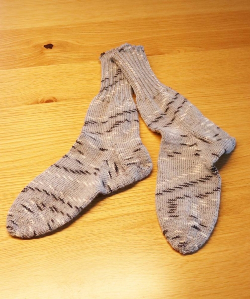 Socken handgestrickt grau/beige gemustert Grösse 42